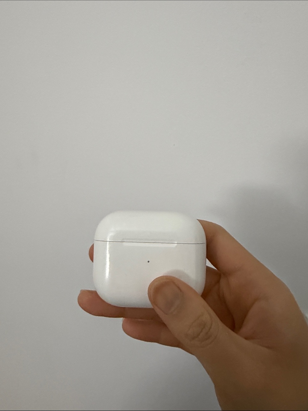White Wireless Earbuds Charging Case and AirPods and charging cable
